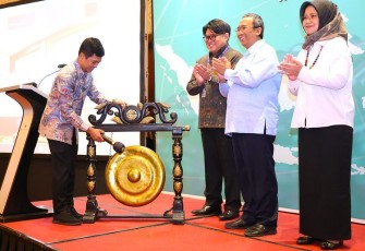 Plt Team Lead Kesehatan WHO Roderick Salenga launching Stranas dengan pukul gong di Jakarta, Senin (19/8)