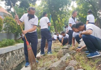 Pegawai Negeri Sipil Komando Lintas Laut Militer bersama-sama dengan prajurit TNI AL dari Kotama Koarmada RI, Pushidrosal, Puspomal, Dispotmaral dan Lantamal III Jakarta melaksanakan bersih-bersih lingkungan di Komplek TNI AL Sunter Kodamar, Kelapa Gading Barat, Jakarta Utara, Jumat (26/1)