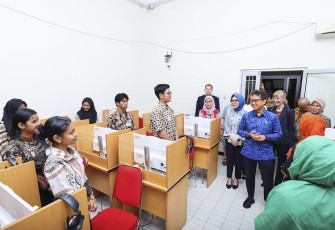 Menkes Budi Gunadi Sadikin saat mengunjungi kelas internasional bahasa Jerman 
