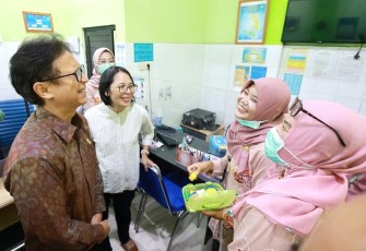 Menkes Budi Gunadi Sadikin saat berdialog dengan petugas puskesmas 