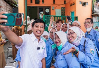 Wamenkes Prof Dante Saksono Harbuwono selfi bersama kader kesehatan di Kelurahan Jelambar Baru, Kecamatan Grogol Petamburan, Jakarta, Senin (16/12)
