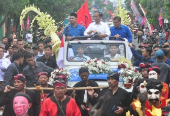 Pawai Presiden RI ke-7, Jokowi, bersama pasangan Calon Gubernur dan Wakil Gubernur Jawa Tengah, Ahmad Luthfi - Taj Yasin melintasi Jalan Lawu Karanganyar, Jumat (22/11/2024).