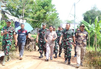 Komandan Kodim Letkol Kav Gunantyo Ady Wiryawan, S. Hub. Int., melaksanakan peninjauan awal lokasi TMMD Ke-120 yang bertempat di Ds. Sungai Karias, Kec. Amuntai Tengah, Kab. Hulu Sungai Utara, Jum'at (15/03/2024)