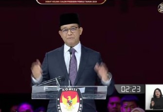 Calon presiden nomor urut 1 Anies Baswedan  di debat capres pamungkas di Jakarta, Minggu (04/02) malam.