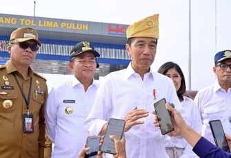 Presiden Joko Widodo dalam keterangan pers di Gerbang Tol Limapuluh, Kabupaten Batubara, Provinsi Sumatra Utara, pada Rabu, 7 Februari 2024.
