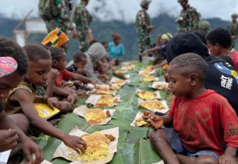 Pos Talilime Satgas Pamtas Kewilayahan Yonif 715/Mtl dalam rangka memperingati hari Natal 2024 melaksanakan Gotong royong dan makan bersama guna mempererat tali silaturahmi antara personel Pos dengan masyarakat sekitar Pos Talilime Distrik Mulia Puncak Jaya, Papua Tengah, Senin (30/12/2024)