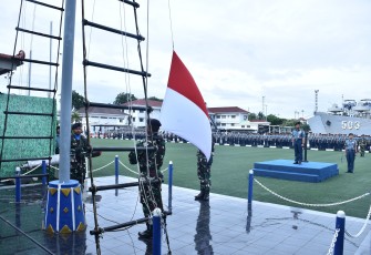 Asisten Potensi Maritim (Aspotmar) Pangkolinlamil Kolonel Laut (P) Teguh Iman Wibowo dalam amanatnya saat  menjadi Inspektur Upacara penaikan bendera di penghujung  tahun 2024 di Lapangan Moeljono Silam Mako Kolinlamil Tanjung Priok Jakarta Utara, pada hari Senin (30/12) yang diikuti seluruh prajurit dan PNS Kolinlamil