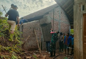 Kodim 0803/Madiun menerjukan anggotanya untuk membersihkan material longsor