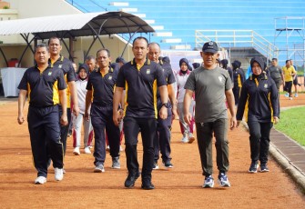  Korem 081/DSJ dan Polres Madiun Kota melakukan olah raga bersama di Stadion Wilis Kota Madiun. Olah raga bersama yang mereka lakukan sebagai upaya untuk lebih memperkuat sinergitas TNI-Polri selama ini