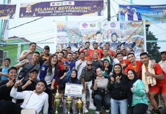 Foto bersama usai penyerahan hadiah