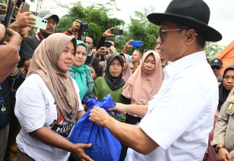 Mendes Yandri saat meninjau lokasi pengungsian korban bencana alam di Desa Lembur Sawah Kecamatan Pabuaran Kabupaten Sukabumi, Senin (23/12/2024).