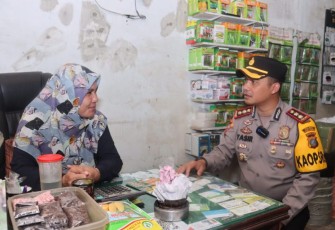 Kapolres Tapsel, AKBP Yasir Ahmadi, berbincang dengan pengusaha guna memberi jaminan rasa kenyamanan dalam menjalankan usahanya