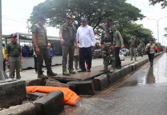 Kepala BNPB Letjen TNI Suharyanto saat kembali sambangi wilayah terdampak banjir di Kabupaten Demak, Jawa Tengah pada Rabu (20/2).