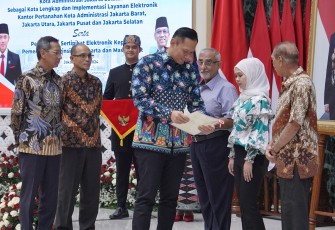 Menteri Agraria dan Tata Ruang/Kepala Badan Pertanahan Nasional (ATR/BPN), Agus Harimurti Yudhoyono (AHY) Memberikan sertipikat tanah dalam bentuk elektronik