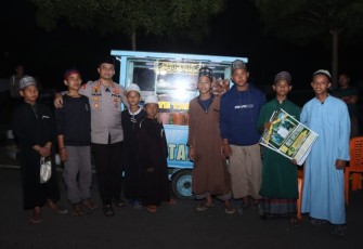 Kapolres Tapanuli Selatan (Tapsel), AKBP Yasir Ahmadi, SIK, MH,  Photo bersama dengan sejumlah Remaja saat borong sate di Halaman Masjid Agung Syahrun Nur