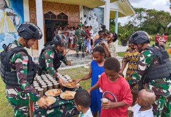  Pos Senggi Satgas Yonif 310/KK bagikan susu dan biskuit gratis pada Jemaat Gereja Kemah Injil Indonesia (GKII) usai melaksanakan Ibadah di Kampung Senggi, Distrik Senggi Kabupaten Keerom, Minggu (10/3/2024)