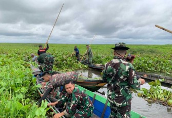 Koramil 1001-09/Amuntai Selatan saat Bersihkan Enceng Gondok
