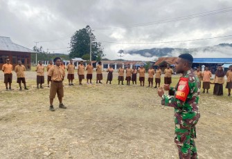 Koramil 1715-01 Oksibil Kodim 1715/Yahukimo Melaksanakan Kegiatan Pembinaan Pramuka di SMPN 1 Oksibil