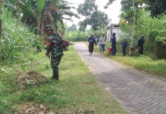 Serda Arif Tri Prasetyo Bersama Warga saat Melaksanakan Pembersihan Jalan Desa