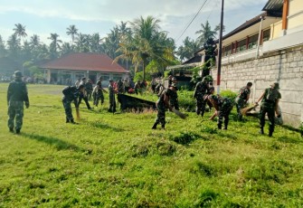 Puluhan prajurit Kodim 1623/Karangasem dan warga adu kekuatan "saling tebas" di Lapangan Umum Ulakan, Kec. Manggis, Kab. Karangasem, Bali, pada Jumat (16/02/2024), mereka terlihat sangat bersemangat sekali mengeluarkan seluruh tenaganya