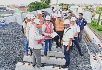 Menhub Budi Karya Sumadi bersama Kakorlantas Polri Irjen Pol Aan Suhanan meninjau pembangunan jalur kereta simpang Joglo, Sabtu (13/4)