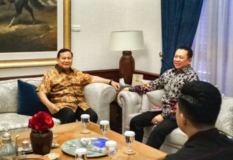 Wakil Ketua Umum Partai Golkar Bamsoet saat bersama Menhan Prabowo di Jakarta, Rabu (28/2/24).