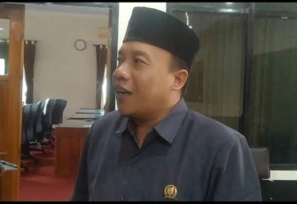 Ketua DPRD Kabupaten Trenggalek, Doding Rahmadi, saat dikonfirmasi setelah mengelar rapat paripurna persetujuan Raperda APBD Kabupaten Trenggalek tahun anggaran 2025 menjadi Perda