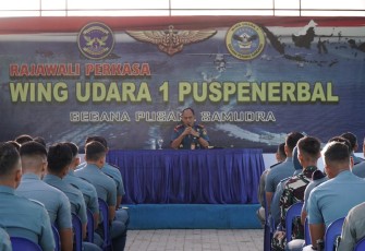 Komandan Wing Udara 1 saat Berikan Jam Komandan