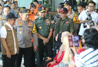Kepala BNPB Letjen TNI Dr. Suharyanto, S.Sos., M.M (kemeja dan rompi hijau) bersama jajaran pimpinan kepala lembaga saat menyapa penumpang yang ingin menggunakan kapal di Pelabuhan Merak, Kota Cilegon, Banten pada Selasa (24/12)