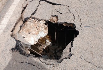 Pemkab Bintan Respon Cepat Pasang Plat Penutup Badan Jalan yang Ambles