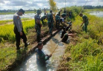 Koramil 1001-09/Amuntai Selatan saat membersihkan selokan yang tersumbat, Rabu (31/01/2024) 