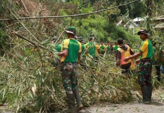 Yonif 303 Kostrad Bantu Atasi Tanah Longsor
