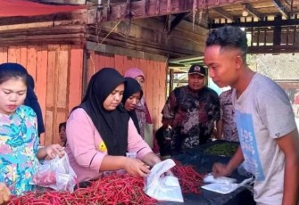Polres Pasaman Barat dan Jajaran saat Monitor Harga Sembako di Pasar Tradisional 