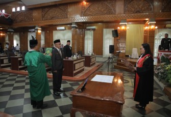 Sekdakab Ikuti Pengambilan Sumpah/Janji PAW Anggota DPRD Kabupaten Asahan Sisa Masa Jabatan 2019-2024