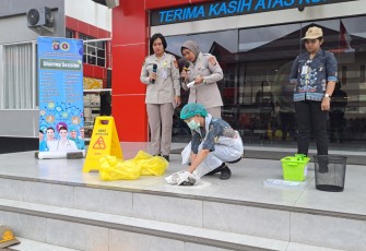 Rumkit Bhayangkara Adakan Simulasi Penggunaan Spill Kit