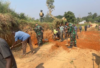 Satgas Indo RDB Perbaiki Jalan dan Medical Campaign