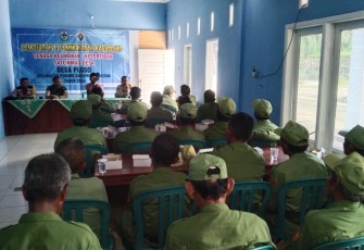 Sebagai upaya meningkatkan kemampuan dalam menjaga keamanan dan ketertiban di tengah masyarakat, Babinsa Koramil 0801/10 Punung Kodim 0801/Pacitan bersama Bhabinkamtibmas memberikan  pelatihan dan pembekalan kepada anggota Satlinmas