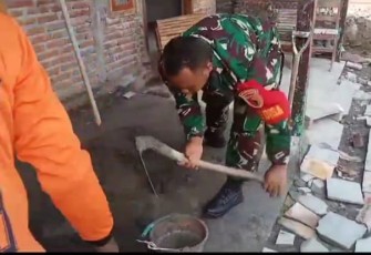 Babinsa Koramil Karanganyar saat Bantu Warga Bangun Rumah milik Bapak Siman warga Desa Bangunrejo Kecamatan Karanganyar, Minggu (18/02/2024).