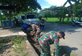 Anggota Koramil 1002-04/Labuan Amas Selatan melaksanakan karja bakti pembersihan lingkungan dan Pasar Pantai Hambawang jadi sasaran, Rabu (21/02/2024)