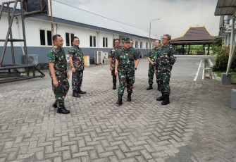 Dirdik Kodiklatal Laksma TNI Askari dan Dirum Kodiklatal Laksma TNI Dedy Junaidi, Paban IV Log Ditum Kodiklatal Kolonel Laut (T) Ahmad Alfajar, Paban IV Sisdik Ditdik Kodiklatal Kolonel Laut (K) Djoko Kriswanto dan pejabat lainnya, dengan meninjau sarpras bangunan dan fasilitas pendidikan ex. Sekesal Surabaya beserta ex. Sekesal Jakarta yang kedepan disiapkan sebagai fasilitas Pendidikan Prodi D3 Kesehatan Kodiklatal