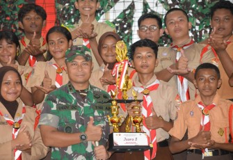 Kodim 1710/Mimika Terima Piala Lomba Saka Bhayangkara 3 Yang Diraih Pramuka Saka Wira Kartika