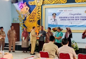 Pemerintah Daerah Kab. Pacitan melalui BPN kembali memberikan sertifikat atas kepemilikan tanah bagi para pelaku Usaha Kecil dan Mikro (UKM) yang ada di Desa Belah, Kec. Donorojo, Kab. Pacitan, Selasa (09/01/2024)