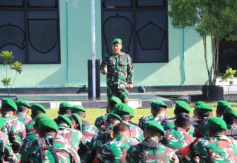 Dandim 0806/Trenggalek, Letkol Czi Yudo Aji Susanto, S.Sos., M.A., memberikan Jam Komandan kepada seluruh Babinsa Kodim 0806/Trenggalek, Senin (12/2/2024)