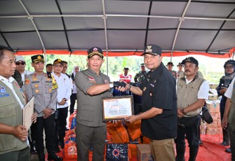 Kepala Badan Nasional Penanggulanan Bencana (BNPB) Letjen TNI Suharyanto S.Sos.,M.M meninjau lokasi terdampak tanah longsor di Kampung Cipondok, Desa Pesanggrahan, Kecamatan Kasomalang, Kabupaten Subang, Jawa Barat pada Rabu (10/1)