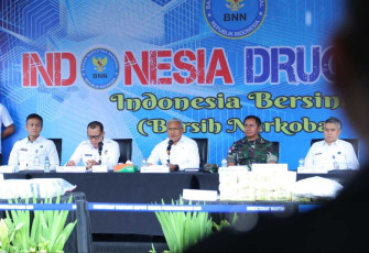 BNN saat gelar gelar ungkap kasus narkotika dan pemusnahan barang bukti narkotika jenis ganja serta sabu, di Lapangan Parkir Gedung BNN, Cawang, Jakarta Timur, pada Jumat (19/1).
