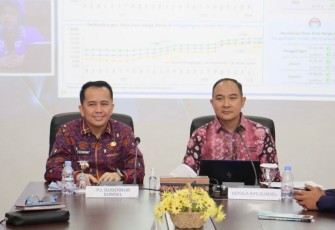 Kepala BRS Sumsel Moh Wahyu Yulianto (kanan) saat menyampaikan Berita Resmi Statistik (BRS) Pertumbuhan Ekonomi di Kantor BPS Sumsel, Senin (5/2/2024). 