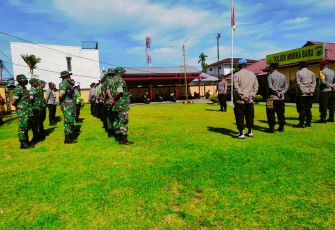 Personel Kodim 1710/Mimika Bersama Polri Amankan Lokasi Rawan Gangguan Kamtibmas Pasca Pemilu 2024