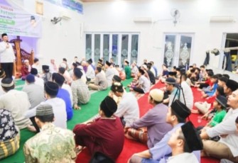 Gubernur Ansar Apresiasi Jamaah Masjid Darul Mukhlisin Tetap Istiqomah di Akhir Ramadan