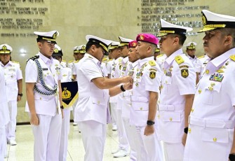 Kasal saat Pimpin Serah Terima 8 Jabatan Strategis TNI AL di Lobby Gedung R.E. Martadinata Mabesal, Cilangkap, Jakarta Timur, Senin (22/01).