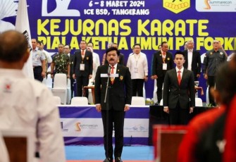 Menkopolhukam, Marsekal TNI (Purn.) Hadi Tjahjanto saat membuka Kejuaraan Nasional Karate Piala Ketua Umum Pengurus Besar Forum Olahraga Karate-Do Indonesia (PB FORKI) 2024. Prosesi pembukaan kompetisi ini digelar di ICE BSD, Tangerang, Rabu (6/3/2024).